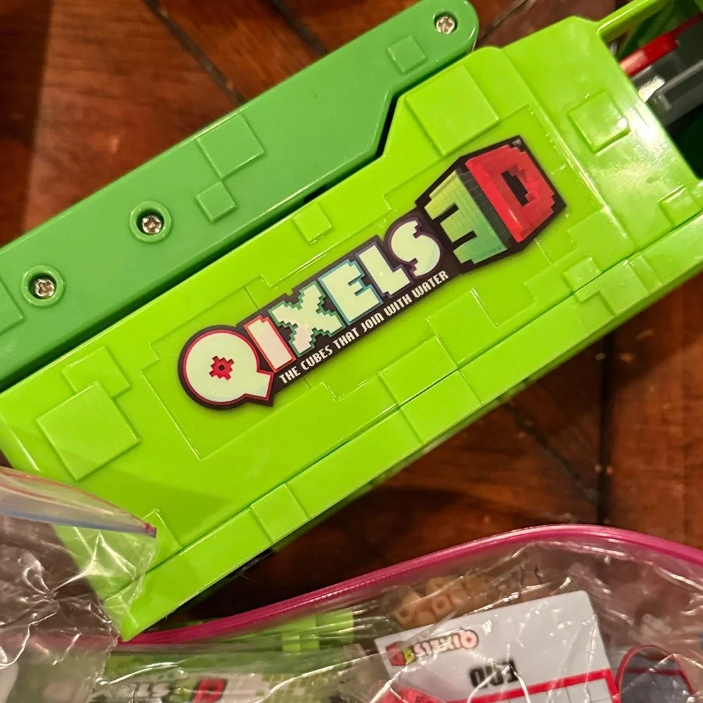 Colorful QIXELS cube building Set - Picture 2 of 5